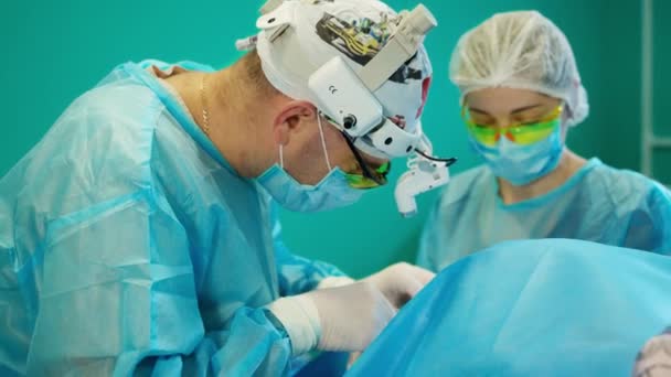 職場の外科医チームの肖像画 手術中の手術室の外科医チーム — ストック動画