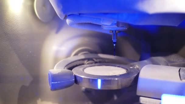 生产牙冠 用计算机控制磨牙系统 — 图库视频影像