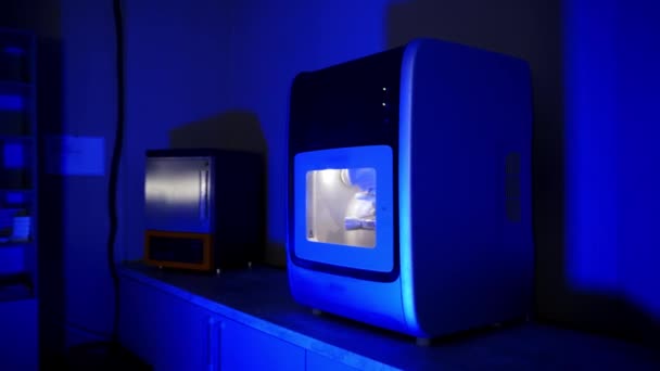 보철학 컴퓨터 크라운 밀링을위한 고도의 실험실에서 컴퓨터 — 비디오