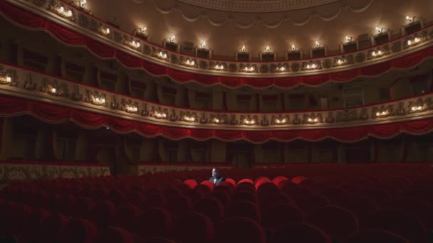 劇場のホールにいる一人 コヴィド19の期間中の劇場の空の赤い映画館の椅子のロー — ストック動画