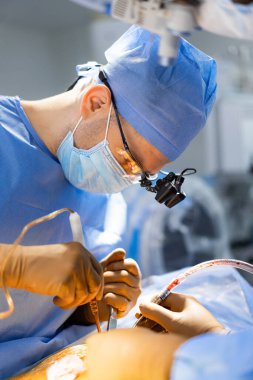 Bir cerrah bir hastayı ameliyat ediyor. Sinir Cerrahisi Yapan Yetenekli Cerrah