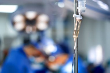 Bir sürü tıbbi malzemeyle dolu bir hastane odası. Nöroşirürji için donanımlı Modern Hastane Odası