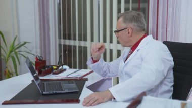 Görüntülü görüşme. Tablet video kullanan erkek doktor hastayla konuşuyor.