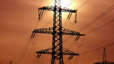 Yüksek elektrik direkleri. Yüksek voltajlı elektrik iletim kulesi görüntüsü