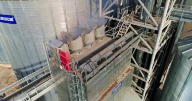 Endüstriyel asansörler dış cephe inşa ediyor. Buğday ve tahıl depolamak için tahıl asansörlerinin hava görüntüsü