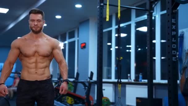 Hombre Musculoso Posando Gimnasio Guapo Culturista Masculino Con Hermosos Músculos — Vídeo de stock