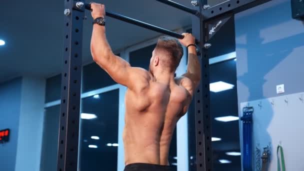 Der Mensch Macht Übungen Reck Athletin Muskulöse Fitness Männliches Modell — Stockvideo