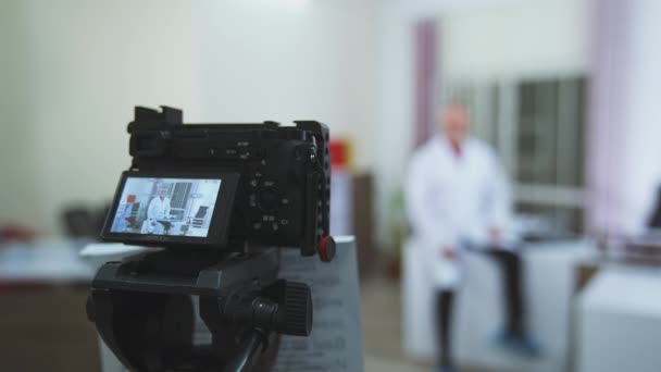 カメラを見ている医師 男性の医師は ビデオコールを話す作業 — ストック動画