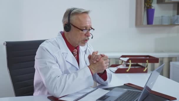 Doktor Mluví Pacientem Online Starší Zdravotník Mluví Klientem Notebooku Své — Stock video