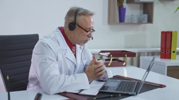 在计算机上的医生治疗师视频会议 医生在笔记本电脑上举行视频会议 — 图库视频影像