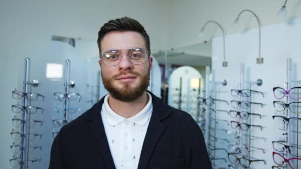 Mužský Pacient Optickém Obchodě Portrét Šťastného Mladého Muže Při Výběru — Stock video