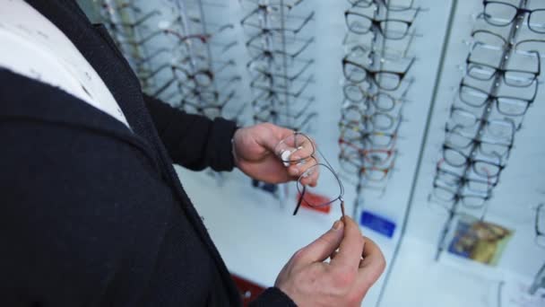 Man Die Brillen Kiest Winkel Knappe Man Patiënt Kijken Plukken — Stockvideo