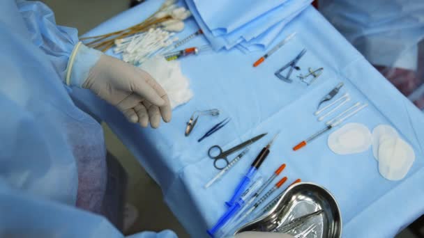 Μικροχειρουργικά Εργαλεία Στο Τραπέζι Προβολή Από Κοντά Χειρουργικών Εργαλείων Που — Αρχείο Βίντεο