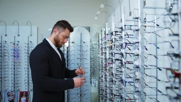 Mannen Som Väljer Glasögon Beredskap Man Provar Nya Glasögon Optisk — Stockvideo