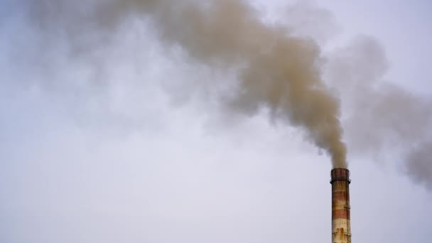 Contaminación Por Producción Industrial Planta Energía Tubería Humo Contra Cielo — Vídeos de Stock