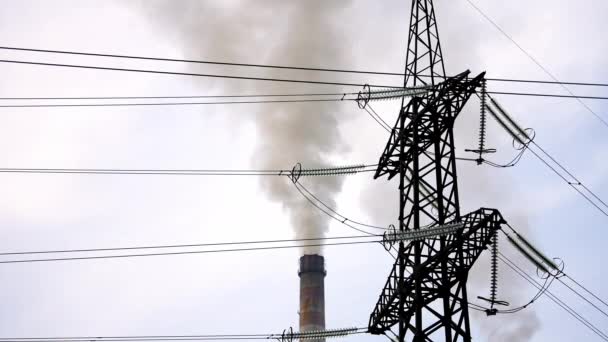 Elektrik Hatları Olan Elektrik Santrali Yüksek Voltaj Iletim Hattının Güç — Stok video
