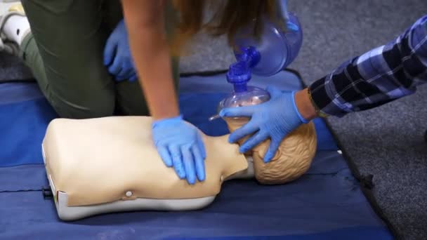 Szkolenie Warsztatów Medycznych Resuscytacja Mięśnia Sercowego Pierwsza Klasa Pomocy — Wideo stockowe