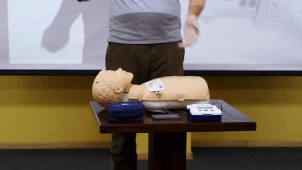 急救急救Cpr程序 课堂上心肺复苏娃娃的胸部按压演示 — 图库视频影像