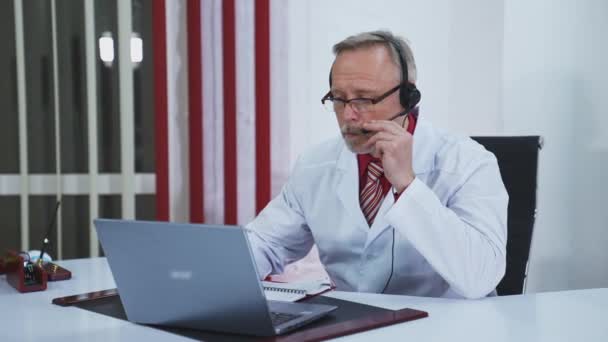 Doutor Tendo Consulta Line Médico Usando Laptop Para Dar Consulta — Vídeo de Stock