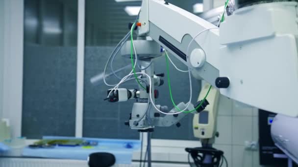 Ophthalmologischer Operationssaal Mit Ausstattung Nahaufnahme Des Operationsmikroskops Der Augenheilkunde — Stockvideo