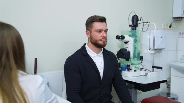 Pacjent Podczas Testu Wzroku Młody Mężczyzna Sprawdzający Wzrok Zamykający Oko — Wideo stockowe