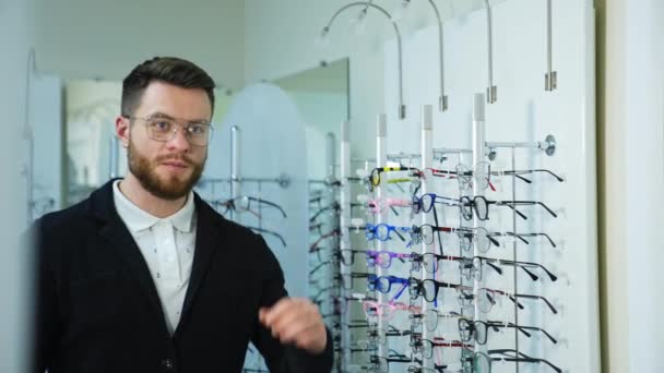 Unge Man Optikaffären Man Optiskt Centrum Provar Nya Glasögon — Stockvideo