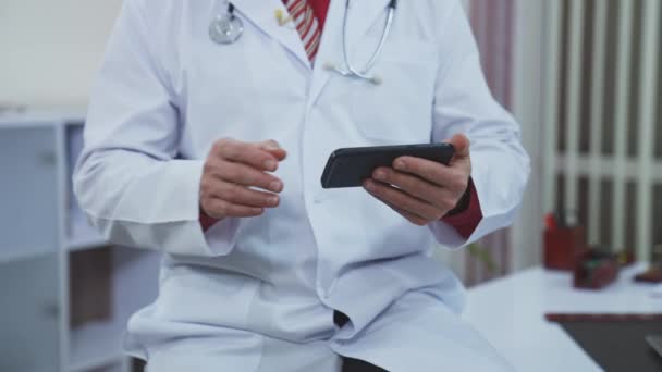 Doutor Falando Line Com Paciente Médico Moderno Usando Smartphone Escritório — Vídeo de Stock