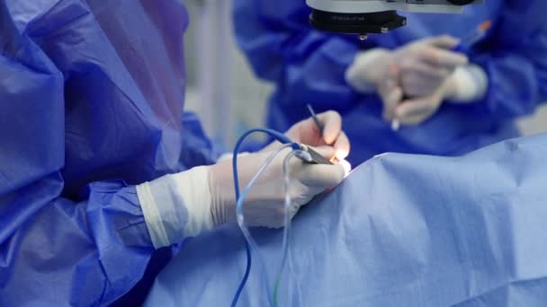 Patiënt Tijdens Oogheelkundige Chirurgie Handen Van Oogheelkundige Chirurgen Assistenten Met — Stockvideo