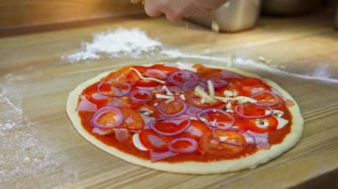 Pizza yapma süreci. Şef restoran mutfağında pizza hazırlıyor.
