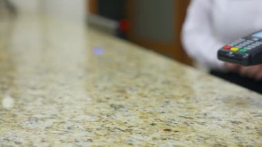 Otel resepsiyonunda bir gezgin. Otel hizmetleri için ödeme yapan müşteri