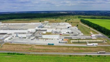 Endüstriyel bölgenin havadan görünüşü. Modern teknoloji üretim tesisinin havadan görüşü