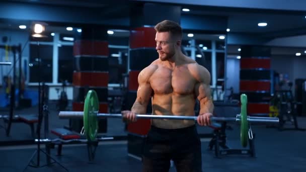 Ung Man Som Tränar Kondition Fitness Man Gör Övningar Gymmet — Stockvideo
