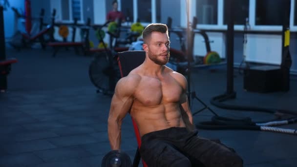 Jovem Fisiculturista Segurando Halteres Homem Musculoso Treinando Com Halteres Ginásio — Vídeo de Stock