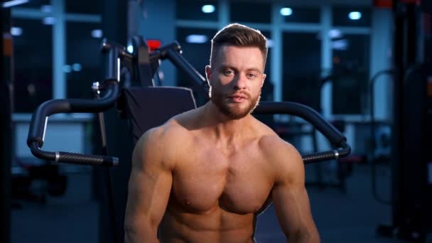 Hemdloser Bodybuilder Fitnessstudio Schöner Mann Mit Muskeln Posiert Der Turnhalle — Stockvideo