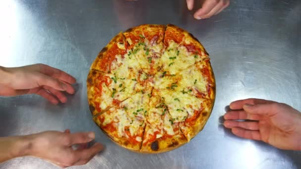 Manos Tomando Rebanadas Pizza Manos Tomando Rebanadas Pizza Plato Madera — Vídeo de stock