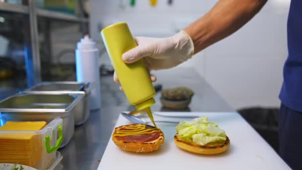 Proces Podejmowania Hamburgera Chef Podejmowania Hamburgery Wołowe Wewnątrz Kuchni Restauracji — Wideo stockowe