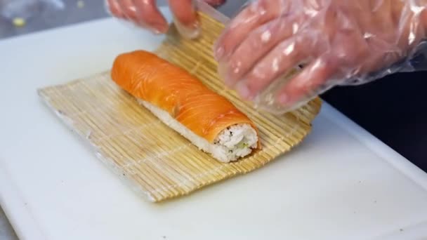 Chef Manos Preparando Comida Japonesa Vista Cerca Preparación Rollos Sushi — Vídeo de stock