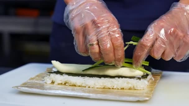 Χέρια Μαγειρεύουν Σούσι Ρύζι Κοντινό Πλάνο Των Χεριών Σεφ Προετοιμασία — Αρχείο Βίντεο