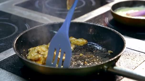 Närbild Stekning Kastrull Chef Matlagning Mat Stor Kastrull Restaurang — Stockvideo
