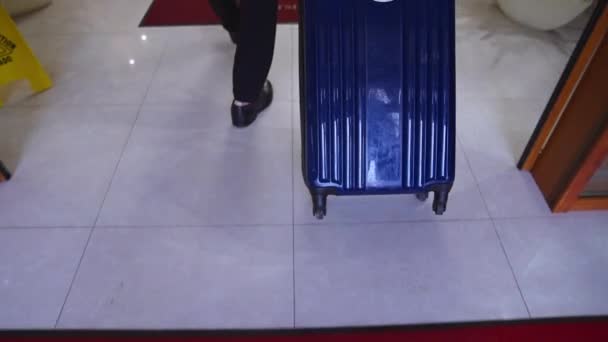 Чоловік Прибуває Готелю Чоловічий Гість Ходить Фойє Готелю Стійки Реєстрації — стокове відео