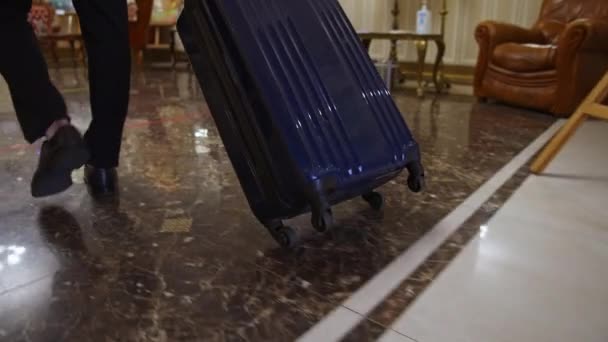 ホテルに到着するトラベラー ホテルのロビーまで歩くスーツケース付きビジネスマン — ストック動画