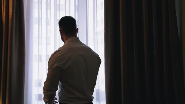 Zakenman Luxe Hotelkamer Succesvolle Zakenman Kijkt Het Raam Van Zijn — Stockvideo