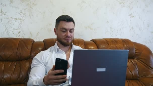 Uomo Affari Che Utilizza Smartphone Laptop Camera Albergo Ritratto Uomo — Video Stock