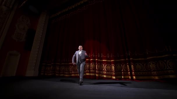 男人在剧场的舞台上 在舞台上发言的人 — 图库视频影像
