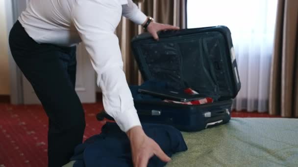 Adamı Giysilerini Topluyor Otel Odasında Bavulunu Toplayan Işadamının Elleri — Stok video