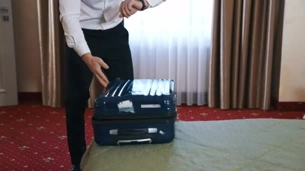 Pakketkoffer Hotelkamer Knappe Jonge Zakenman Die Zijn Koffer Inpakt — Stockvideo