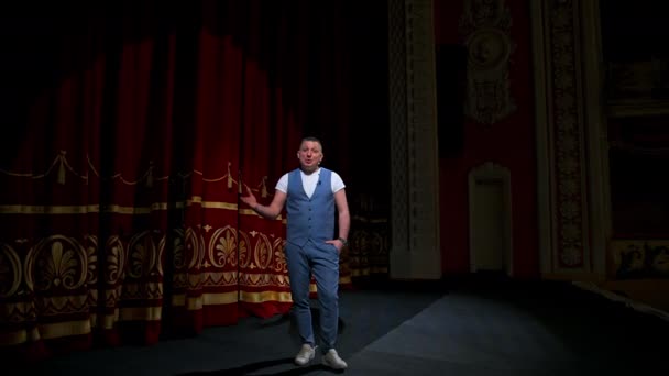Acteur Treedt Het Podium Man Het Podium Tijdens Voorstelling Theater — Stockvideo