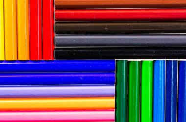 Bir grup farklı renkli kalem yan yana oturuyordu. Renkli Kalemlerin Canlı Dizisi