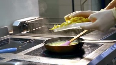 Restoranın mutfağında yemek pişirmek. Modern restoran mutfağında lezzetli yemekler pişirmek.