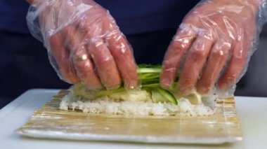 Suşi hazırlama süreci. Restoranın mutfağında suşi hazırlığı